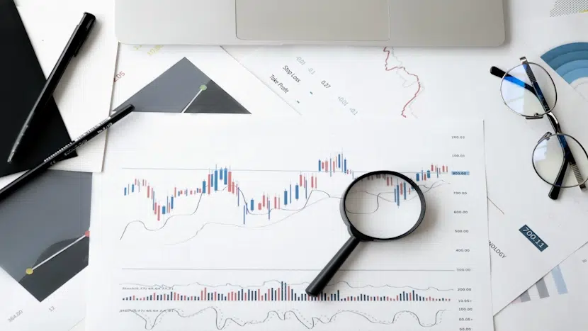 Image représentant des graphiques et une loupe afin d'illustrer le manque de visibilité d'un site web