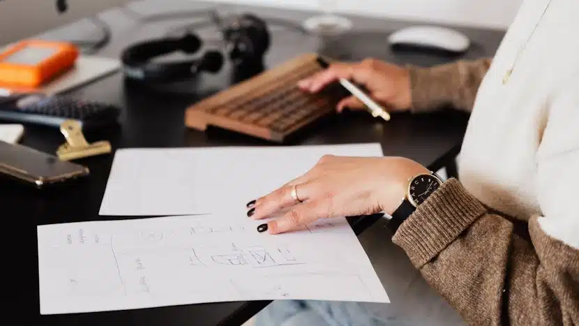 Personne étudiant une maquette de site web afin d'illustrer les services d'accompagnement et de suivi SEO du site Cindy Rédige