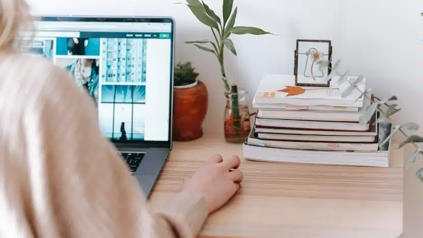 Femme devant un écran d'ordinateur afin d'illustrer les services de rédaction web du site Cindy Rédige