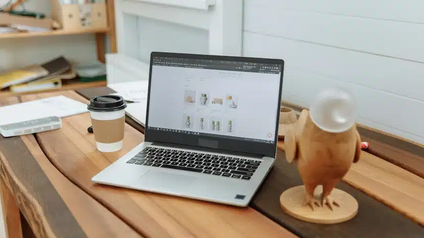 Image représentant un ordinateur portable afin d'illustrer un site web professionnel